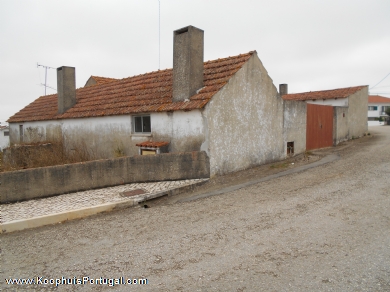 Several older houses & barns on 2.500 m2