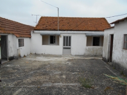 Several older houses & barns on 2.500 m2